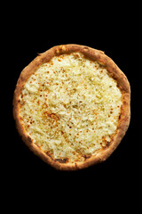 Pizza de cebolla, oregano y queso artesanal en fondo negro