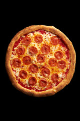 Pizza pepperoni artesanal en fondo negro