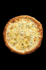 Pizza cuatro quesos artesanal en fondo negro