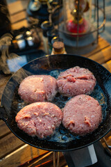 キャンプ料理 キャンプ飯 ソロキャンプ ハンバーグ 鉄フライパン 