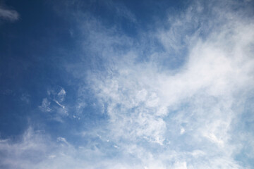 Blauer Himmel mit hellen Wolken und leichter Sonneneinstrahlung
