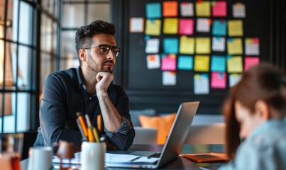 Obraz premium CEO Brainstorming Ideas with Creative Team in Casual Setting 