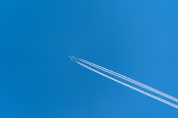 青空を飛ぶ飛行機と飛行機雲