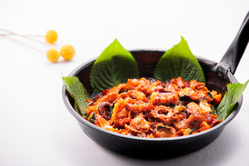 오래된 프라이팬에 플레이팅된 낚지 곱창요리.