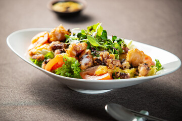 여러가지 야채와 함께먹는 문어튀김 샐러드.