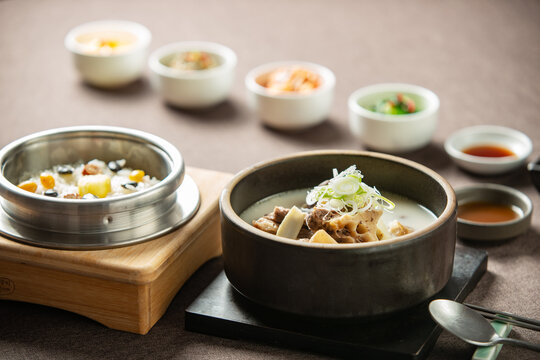 건강식의 잡곡밥과 갈비탕.