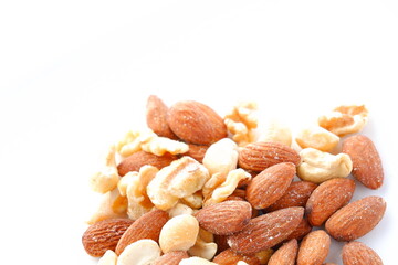 栄養たっぷりで健康に良いミックスナッツ（アーモンド、クルミ、カシューナッツ、マカダミアナッツ）
