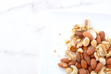 栄養たっぷりで健康に良いミックスナッツ（アーモンド、クルミ、カシューナッツ、マカダミアナッツ）
