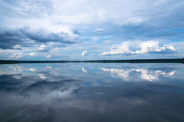 Zalew Kozłowa Góra. Niebo odbijające się w tafli jeziora.