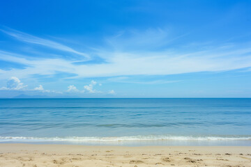 Fototapeta premium Sunny Beach with Blue Sky and Ocean View