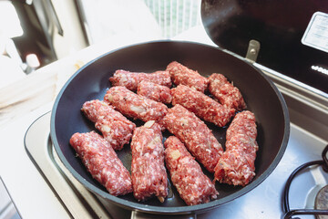 cevapcici hackfleisch roh in der pfanne 