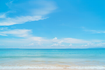 Obraz premium Sunlit Beach with Blue Sky and Ocean View