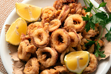 Primo piano di deliziosi anelli di calamaro fritto, antipasto mediterraneo, cibo italiano di mare 