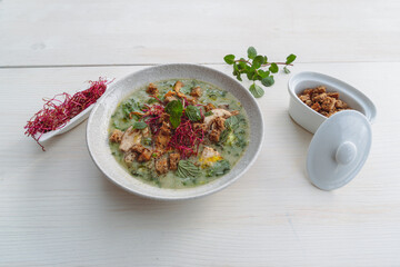 suppe schön angerichtet und fotografiert in szene gesetzt