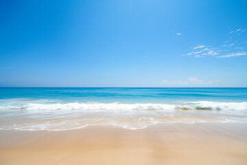 Obraz premium Sunny Beach with Blue Sky and Ocean View