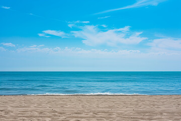 Obraz premium Sunny Beach with Blue Sky and Ocean View