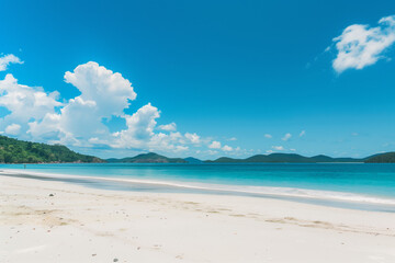 Obraz premium Sunny Beach with Blue Sky and Ocean View