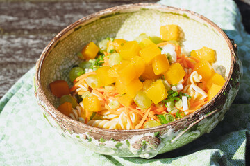 Salat Sommersalat in schöner Schale eingelegter Kürbis aus dem Glas mit Bratklösschen 
