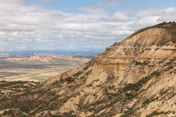 Vue de la Bardena Negra, une région naturelle semi-désertique de Navarre, en Espagne.