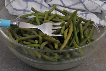 Saladier de haricots verts avec une fourchette en gros plan