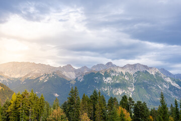 Obraz premium Wallpaper of a mountain landscape at sunset. High quality photo