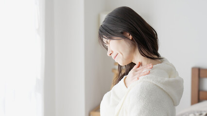 痛む肩を気遣う女性