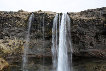 Obraz premium Landschaftsbild auf Island, Wasserfall am Seljalandsfoss