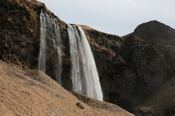 Obraz premium Landschaftsbild auf Island, Wasserfall am Seljalandsfoss