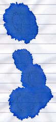 Blauer Tintenklecks bzw. Tintenfleck auf Papier