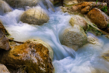 Kleiner Fluss in der Toskana, Italien