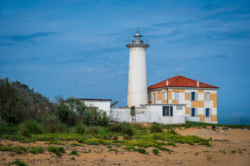 Between the plain and the sea. The lighthouse of Bibione, the dunes and its natural environment.
