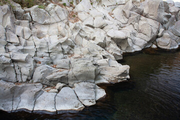 宮崎県串間市の赤池渓谷にある岩は美しいフォルムを見せている