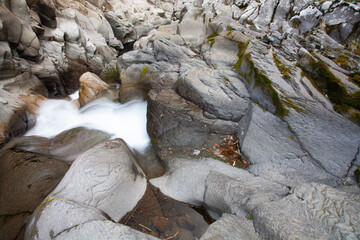 宮崎県串間市の赤池渓谷にある岩は美しいフォルムを見せている