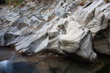 宮崎県串間市の赤池渓谷にある岩は美しいフォルムを見せている