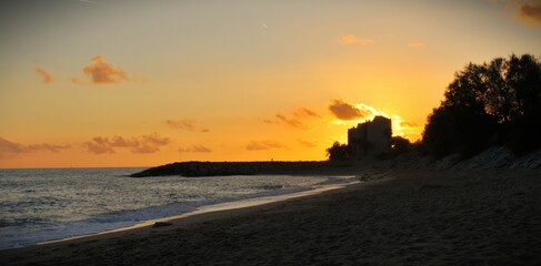Atardecer en la playa a contraluz