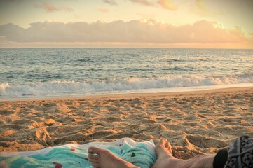 Playa con pies en primer plano