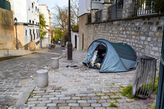 Tente d'un sans domicile fixe qui campe dans les rues de Paris en France