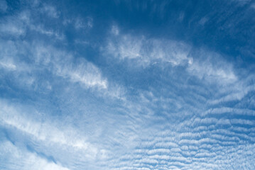 Nubes ligeras de viento en cielo azul