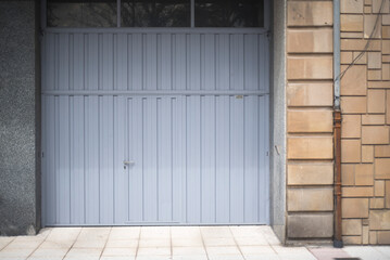 Puerta de garaje en fachada vieja de calle urbana 