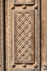 Patrón decorativo tallado en puerta de madera antigua