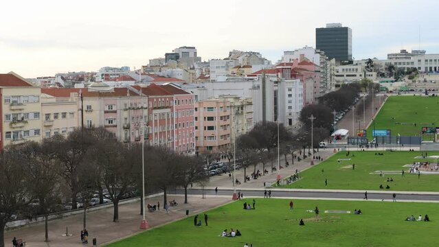 Time lapse shot of a froup of people hangng out on the lawn of Alameda Dom Afonso Henriques