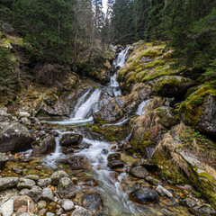 Obraz premium Waterfall high in the mountain
