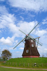 青空とあけぼの山農業公園の風車縦構図