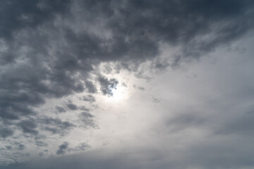 Obraz premium 分厚い雲の隙間から差し込む太陽