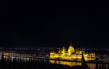 Obraz premium Aerial night view of the Hungarian Parliament Building in Budapest.