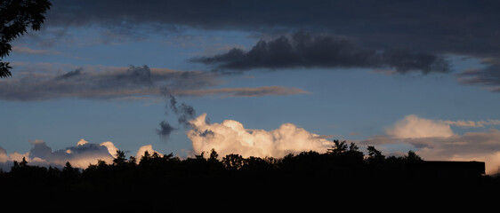 Wechselhaftes Wetter, starke Wolken