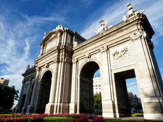 Obraz premium Low angle of Puerta de Alcala monument in Madrid against the blue sky