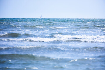 Obraz premium Boat on the horizon of cold winter sea