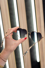 Paire de lunettes de soleil en forme de coeur