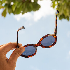 Paire de lunettes de soleil pour femme devant un ciel bleu